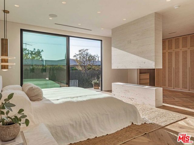 309 N Arden Boulevard, Los Angeles CA: https://media.crmls.org/mediaz/f35c4ff8-86e9-498f-bcc5-9cc9a0ac1dc2.jpg