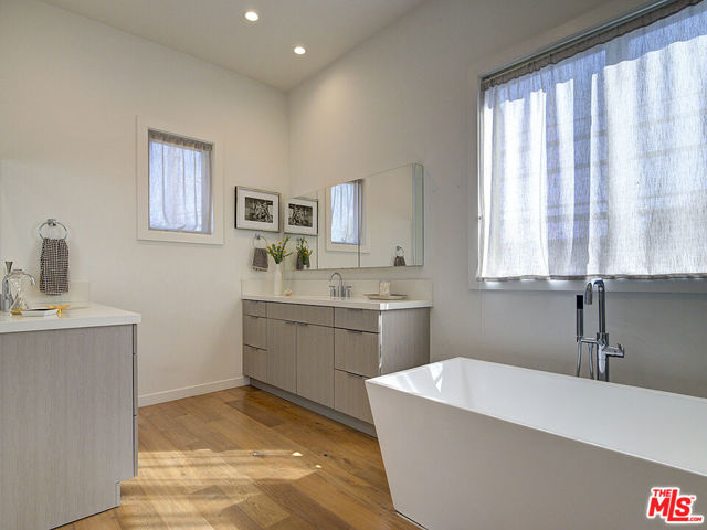 11954 Lucile Street, Culver City CA: https://media.crmls.org/mediaz/f35cd2d2-62f9-49d7-a75a-53bf1b774db9.jpg