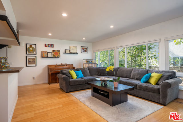 2870 Angelo Drive, Los Angeles CA: https://media.crmls.org/mediaz/f35dfb55-21f1-4982-8ca0-3d41bed3d189.jpg