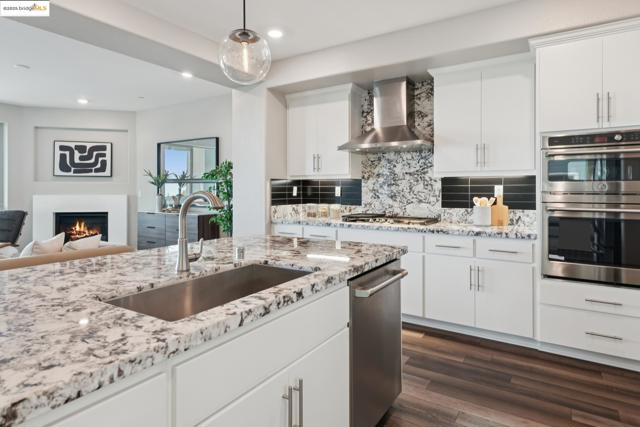 6757 Skyview Dr, Oakland CA: https://media.crmls.org/mediaz/f35e4e2b-740c-4d07-b350-debebe739a10.jpg