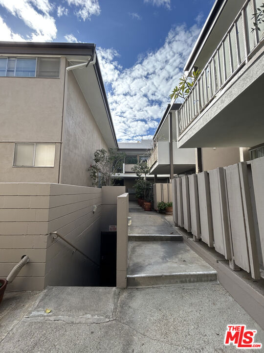 Drew Fenton | 833 Moraga Drive Los Angeles CA | MLS: 7495702