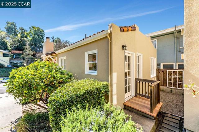 654 Mandana Blvd, Oakland, California 94610, 1 Bedroom Bedrooms, ,1 BathroomBathrooms,Condominium,For Sale,Mandana Blvd,41086148