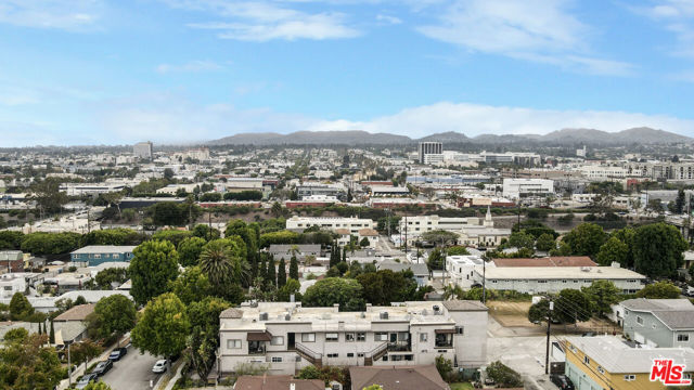 1837 18th Street, Santa Monica CA: https://media.crmls.org/mediaz/f3627160-6fcd-42b9-8cb9-b7327d9a35a2.jpg