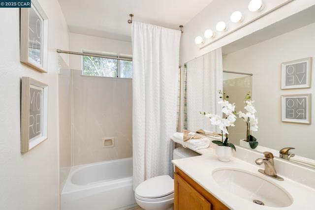 302 Columbia Cir, Benicia CA: https://media.crmls.org/mediaz/f36448b3-bed9-4da9-a9a6-1b089306042e.jpg