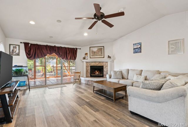 23849 Gymkhana RD, Ramona CA: https://media.crmls.org/mediaz/f36452ee-6304-4e97-9f25-9c08e61acd95.jpg