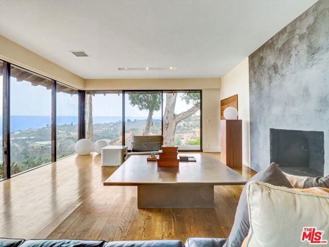 16959 Dulce Ynez Lane, Pacific Palisades CA: https://media.crmls.org/mediaz/f364de79-d952-4d22-9083-f24b33256ad9.jpg