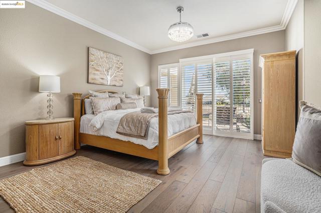 452 Tayberry Ln, Brentwood CA: https://media.crmls.org/mediaz/f3690045-f8b7-4acd-ae01-f32fc11c84af.jpg