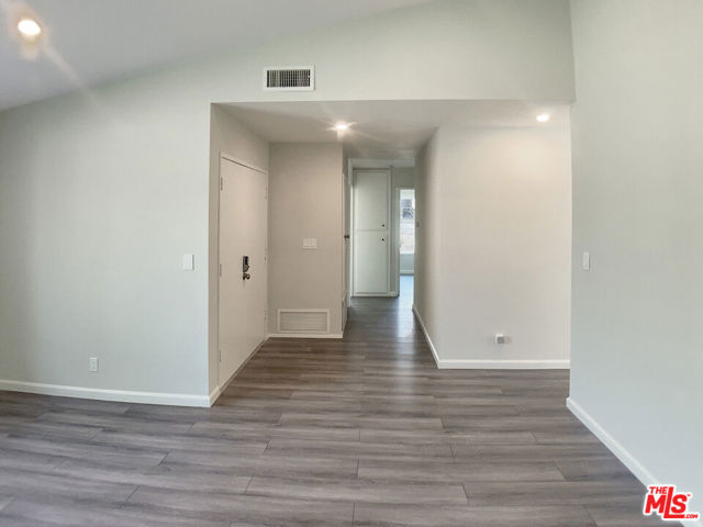 24932 Tree Avenue, Mission Viejo CA: https://media.crmls.org/mediaz/f36925b9-4013-4034-941b-549a6f0c7d98.jpg
