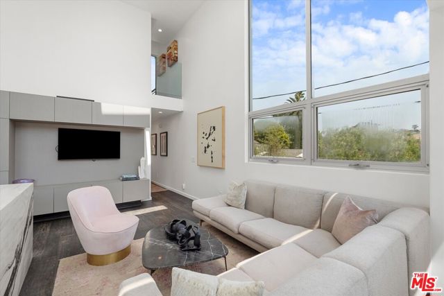 483 Carroll Canal Court, Venice CA: https://media.crmls.org/mediaz/f3698314-ed24-4eee-922f-a0b694ee73fa.jpg