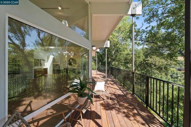 233 Melody Ln, Orinda CA: https://media.crmls.org/mediaz/f369b641-3412-4cfd-83af-a5169b9c99d3.jpg