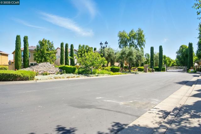35 Belluno Dr, Stockton CA: https://media.crmls.org/mediaz/f36b958c-f2cf-4d55-8f41-68a65ee15f86.jpg