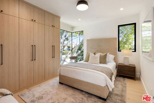 2115 Walnut Avenue, Venice CA: https://media.crmls.org/mediaz/f36ccb4b-c91b-4199-827f-0c9c55ba63f3.jpg