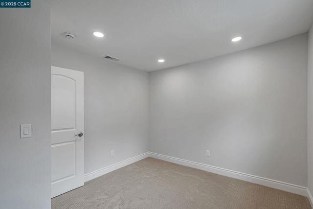 147 Covington St, Oakland CA: https://media.crmls.org/mediaz/f36da23c-a525-43b6-bfb6-741146dfade8.jpg