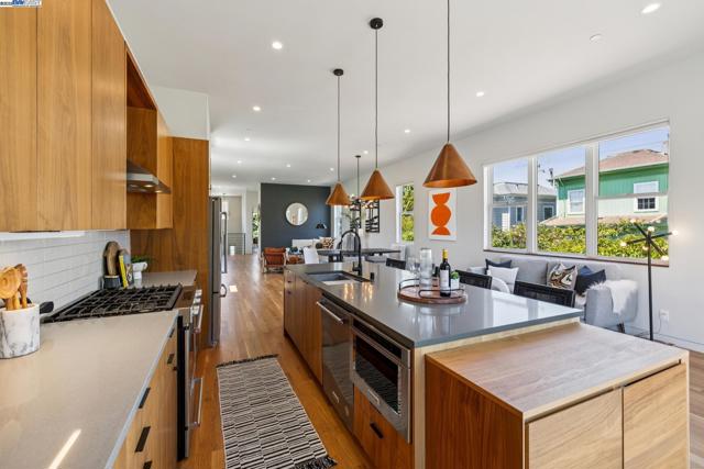 730 HENRY STREET, Oakland CA: https://media.crmls.org/mediaz/f36e1c6c-1ae1-4f11-9112-511cf38db643.jpg