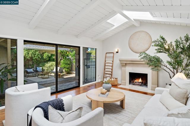 131 Clover Hill Court, Danville CA: https://media.crmls.org/mediaz/f36edbc8-15a4-4963-83fb-60c3057be6ed.jpg