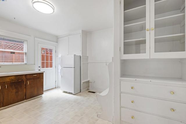 4011 Brighton Ave, Oakland CA: https://media.crmls.org/mediaz/f36f7399-7ee6-4876-b072-afa8273c549b.jpg
