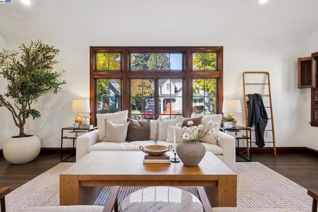 1728 Cambridge Dr, Alameda CA: https://media.crmls.org/mediaz/f371f24f-4bb4-42fa-a8ab-db7000d6769f.jpg