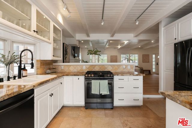 3011 Clune Avenue, Venice CA: https://media.crmls.org/mediaz/f3748a02-e1c7-4247-ac84-bc87d666fea5.jpg