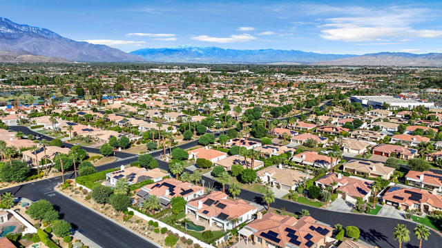 29 Calle La Reina, Rancho Mirage CA: https://media.crmls.org/mediaz/f376133d-caac-4851-ad08-44899be01b64.jpg