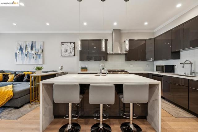 1537 Revere AVE, San Francisco CA: https://media.crmls.org/mediaz/f3766fa8-29ac-4298-ac9c-426dbac8ecf1.jpg