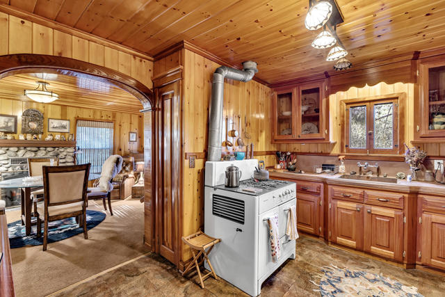 54865 Strong Dr, Idyllwild CA: https://media.crmls.org/mediaz/f37a0714-9d38-47e7-b7db-b171ab13aa00.jpg