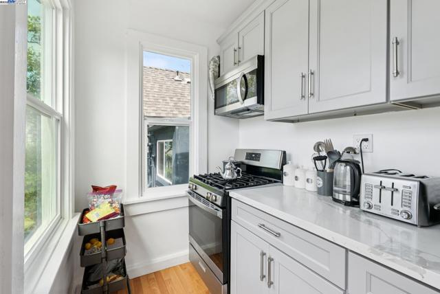 1706 Fairview St, Berkeley CA: https://media.crmls.org/mediaz/f37a0dd2-1626-4f5f-a821-f3f9e58c9dc1.jpg