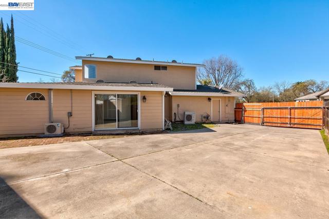 8524 Oak Harbour Ct, Fair Oaks CA: https://media.crmls.org/mediaz/f37a8b73-41ab-489b-b20e-7cc08c8635f2.jpg