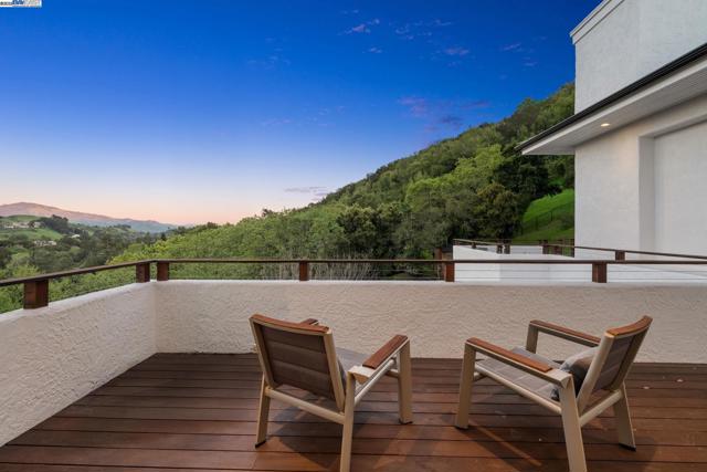11 Leslyn Lane, Lafayette CA: https://media.crmls.org/mediaz/f37c0c4d-94c6-427e-a616-e258bbbbef12.jpg