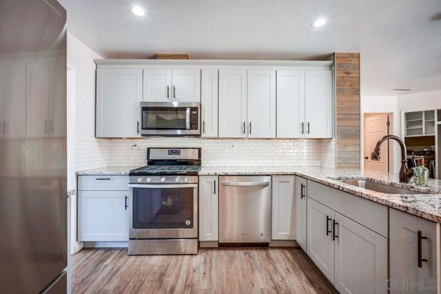 40037 Amberley Cir, Temecula CA: https://media.crmls.org/mediaz/f37ca3b6-f31a-491c-9a5a-a52e151cb97d.jpg