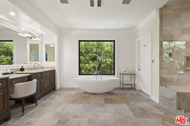 2325 Duxbury Circle, Los Angeles CA: https://media.crmls.org/mediaz/f37dd64f-b697-42cd-8302-23882fee33a5.jpg