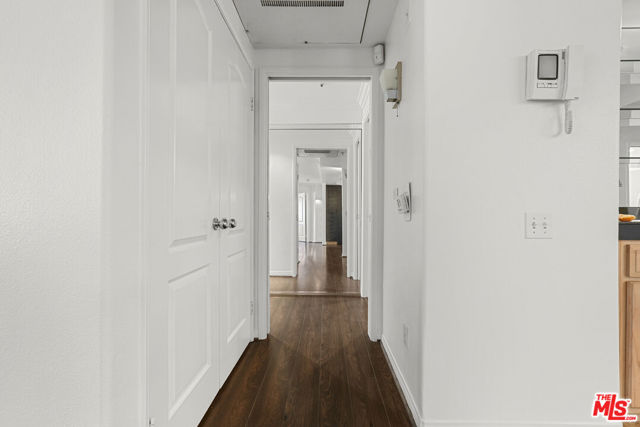 5224 Zelzah Avenue, Encino CA: https://media.crmls.org/mediaz/f37e0449-2adf-4170-8169-da790efb3e04.jpg