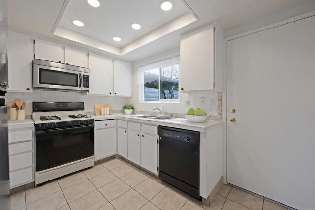 Detail Gallery Image 7 of 19 For 4306 Auklet Way, Oceanside,  CA 92057 - 2 Beds | 2 Baths