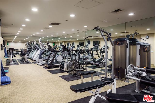 300 N Swall Drive, Beverly Hills CA: https://media.crmls.org/mediaz/f37ebd3e-9944-4677-ba7e-a86bce52f999.jpg