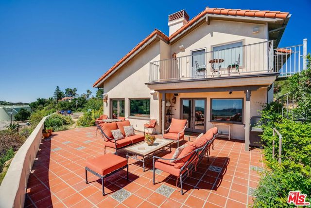 2303 Tuna Canyon Road, Topanga CA: https://media.crmls.org/mediaz/f37f2904-dbad-46da-9b51-9475cc2bf914.jpg