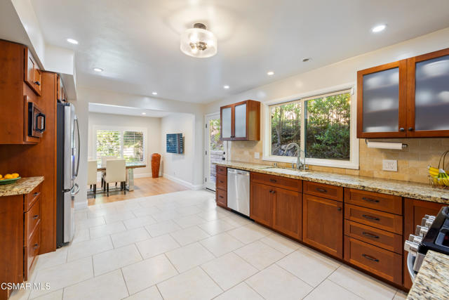 885 Rim Crest Drive, Westlake Village CA: https://media.crmls.org/mediaz/f37fe63b-7e73-49bc-8e3a-7fa6509f848d.jpg