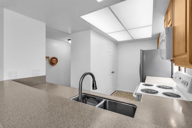 3130 Avenida de Portugal 101, San Diego CA: https://media.crmls.org/mediaz/f380cd25-1308-407e-be06-8afad23ae7c6.jpg