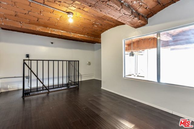 215 W 7th Street, Los Angeles CA: https://media.crmls.org/mediaz/f38498fe-3438-45da-8986-ea3d05df5d11.jpg