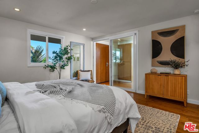 4 Lighthouse Street, Marina del Rey CA: https://media.crmls.org/mediaz/f384cf1e-3dd2-4ec4-9900-8840da525f30.jpg