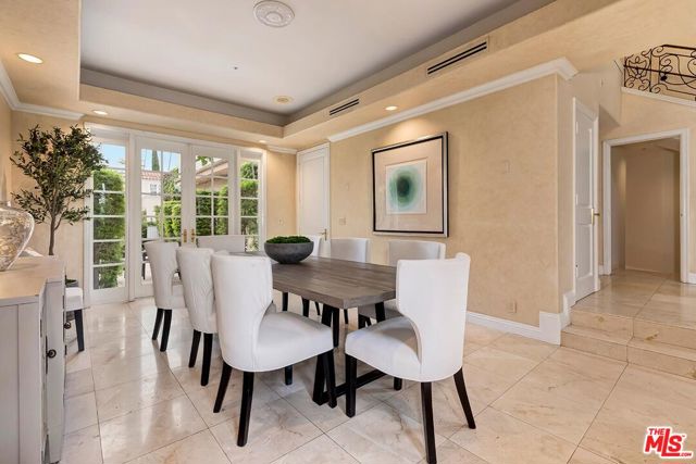 110 N Oakhurst Drive, Beverly Hills CA: https://media.crmls.org/mediaz/f3855b8b-abd4-4b6e-9b8e-3f279ad30934.jpg