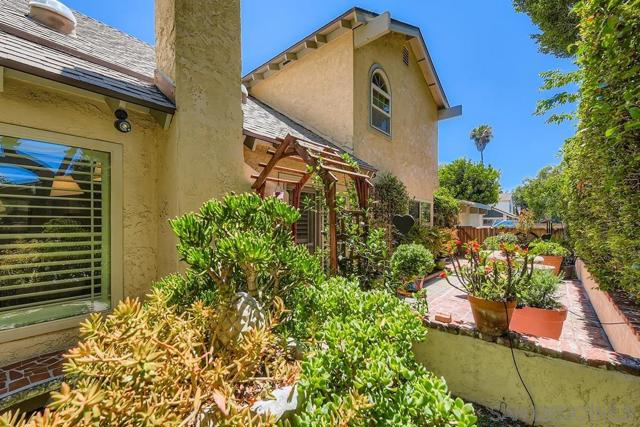 5150 Abuela Dr, San Diego CA: https://media.crmls.org/mediaz/f385bb53-2702-4de4-9764-5666536d8794.jpg