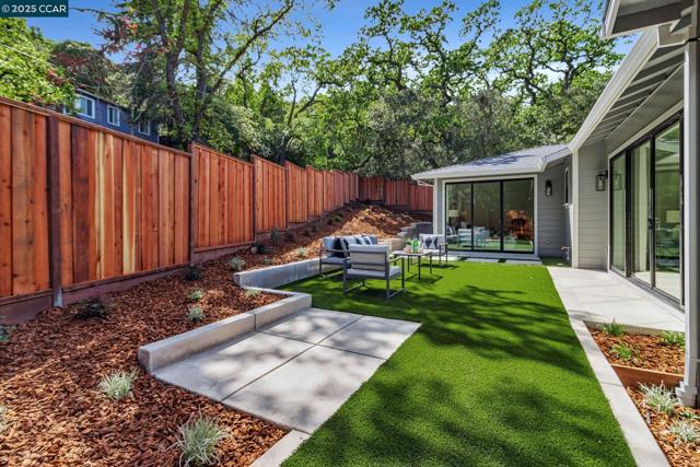 945 Yorkshire Ct, Lafayette CA: https://media.crmls.org/mediaz/f385d5ad-3482-402d-bb36-a6a2d13e6722.jpg