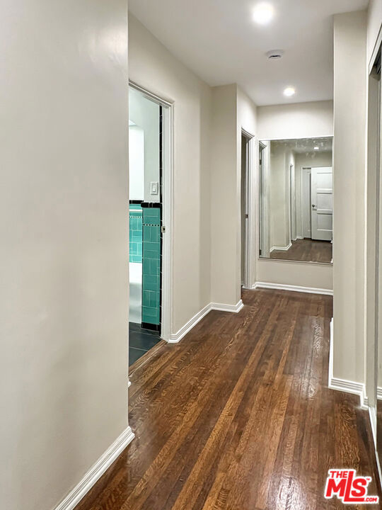 170 N Orange Drive, Los Angeles CA: https://media.crmls.org/mediaz/f386f1ef-b0e5-4b7b-a32b-f0b121287f09.jpg