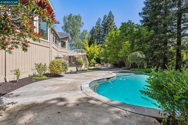 22 Ranger Ct, Alamo CA: https://media.crmls.org/mediaz/f38a2133-8be3-422b-ab5a-aa2699f7064e.jpg