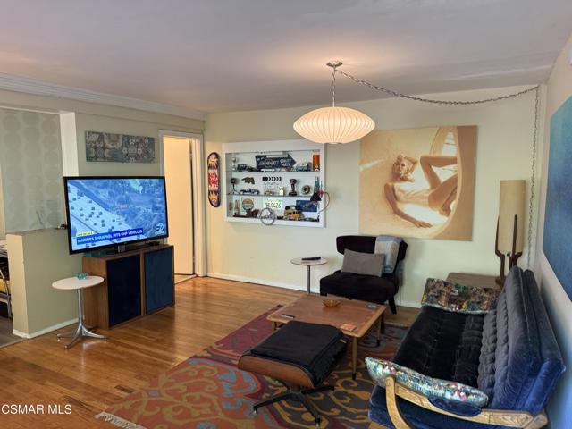 3384 Barham Boulevard, Los Angeles CA: https://media.crmls.org/mediaz/f38c1383-32c3-4684-8362-0219e1fa9d0c.jpg