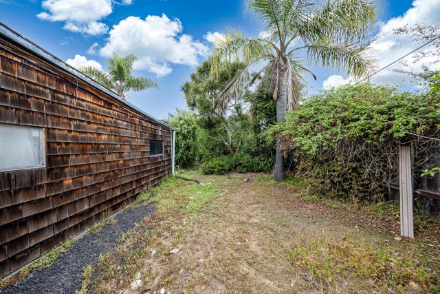 890 Capri Rd, Encinitas CA: https://media.crmls.org/mediaz/f38c88ad-1cb5-4b1a-a376-c4a6c00a5d97.jpg