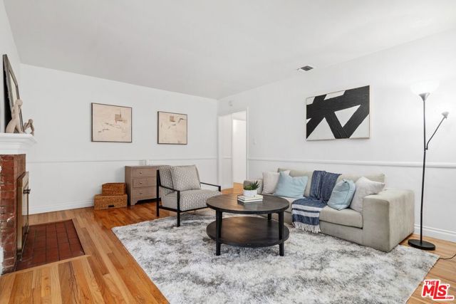 8131 Paso Robles Avenue, Lake Balboa CA: https://media.crmls.org/mediaz/f38d2808-35bb-4d1e-9432-75648fe1a03d.jpg