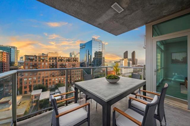 800 The Mark Ln, San Diego CA: https://media.crmls.org/mediaz/f38d4346-6d23-49e5-b3ea-df0b09963834.jpg