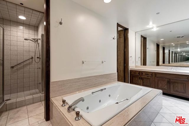 300 N Swall Drive, Beverly Hills CA: https://media.crmls.org/mediaz/f38da9e0-49a0-4d5f-94ce-07533d257854.jpg