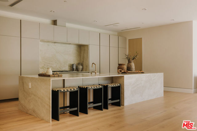260 S Canyon View Drive, Los Angeles CA: https://media.crmls.org/mediaz/f38eef03-5a06-433c-aa53-dfc4198c9599.jpg
