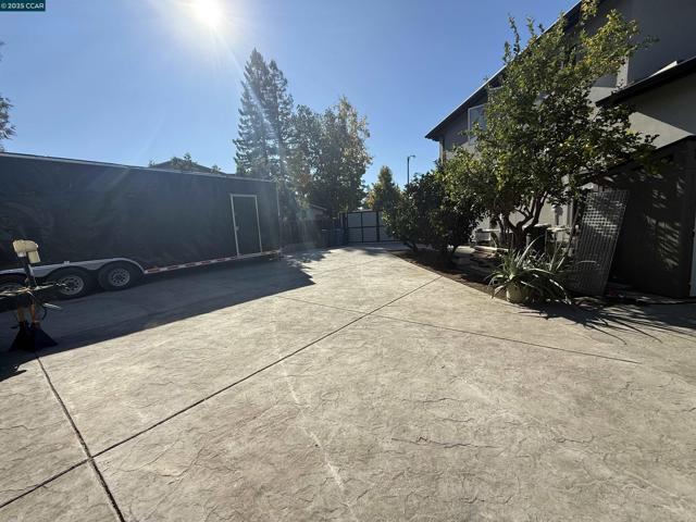 3318 Ellesmere Court, Walnut Creek CA: https://media.crmls.org/mediaz/f38f0f60-3daf-4e03-a10c-108d42e45078.jpg